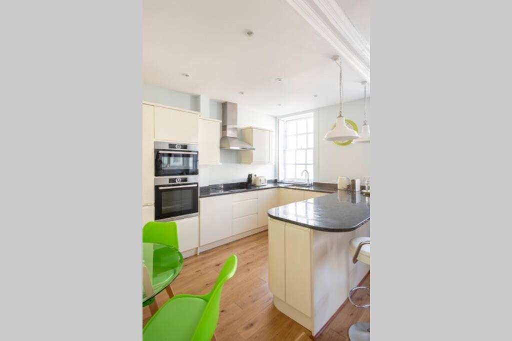 Beautiful Apartment, Incredible Central Location * Bath